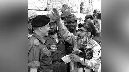 הרב שלמה גורן בכותל המערבי, 1967. | צלמי במחנה הרב שלמה גורן בכותל המערבי, 1967. | צלמי במחנה