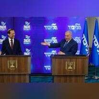 בנימין נתניהו ומשה פייגלין במסיבת העיתונאים שבה הכריזו על ההסכם שבעקבותיו פורשת מפלגת זהות מהמרוץ לכנסת. | AFP