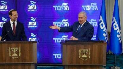 בנימין נתניהו ומשה פייגלין במסיבת העיתונאים שבה הכריזו על ההסכם שבעקבותיו פורשת מפלגת זהות מהמרוץ לכנסת. | AFP בנימין נתניהו ומשה פייגלין במסיבת העיתונאים שבה הכריזו על ההסכם שבעקבותיו פורשת מפלגת זהות מהמרוץ לכנסת. | AFP