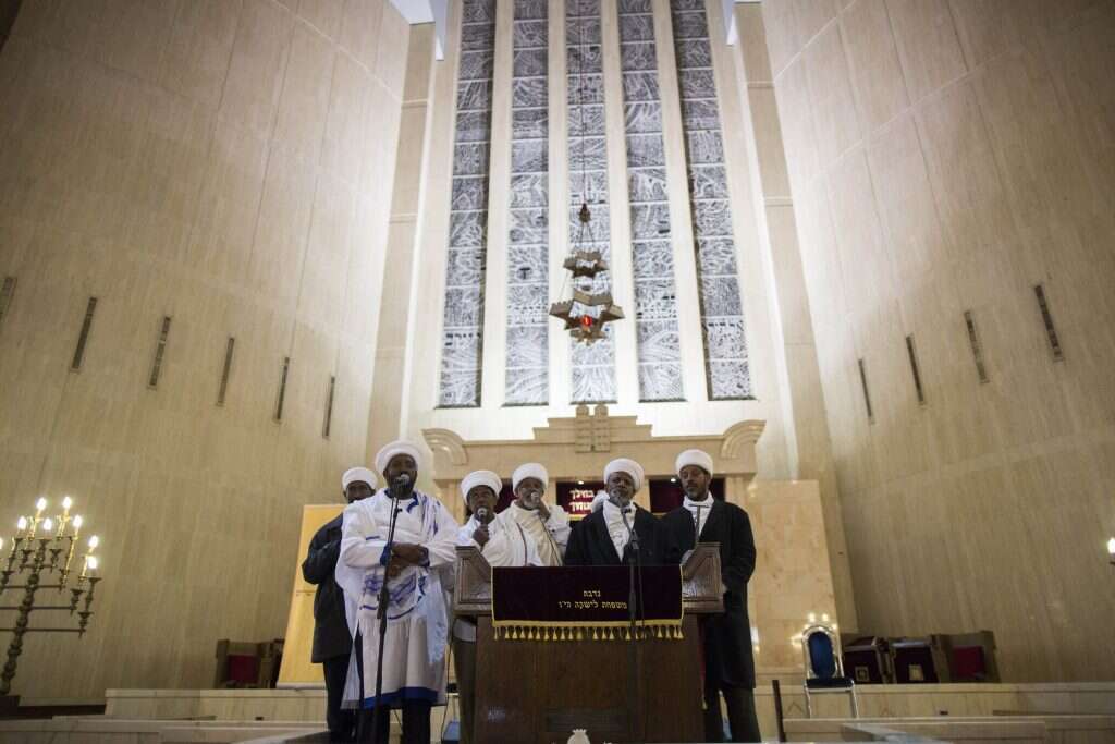 "בית כנסת אתיופי צריך להיות דומה לעדות אחרות, ואפשר להוסיף מנגינות מהבית". מסגיד בירושלים. | יונתן זינדל, פלאש 90