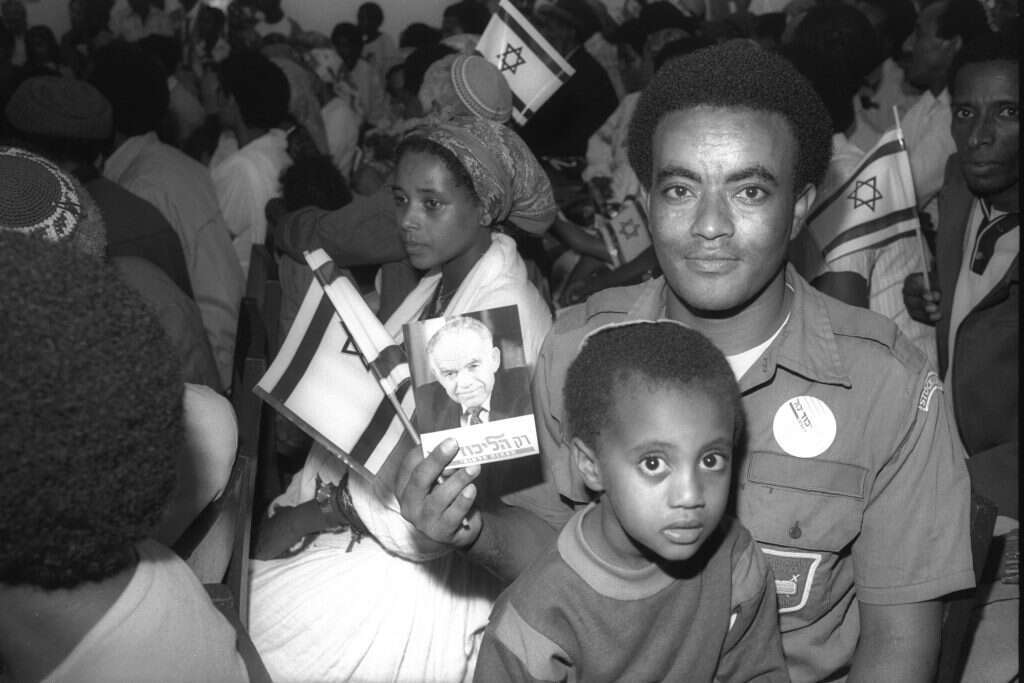 החלומות על "ירושלים של זהב" התמוססו. עולים מאתיופיה בחדרה ב־ 1988. | נתן אלפרט, לע"מ