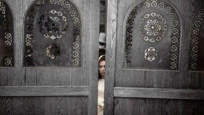 הפמיניסטיות החרדיות אינן מתיימרות לשנות את המבנים הדתיים העתיקים. | ראובן צוקרמן, "הנך יפה רעייתי", 2017 . מתוך התערוכה "חצרות" שהוצגה בגלריית המקלט בירושלים