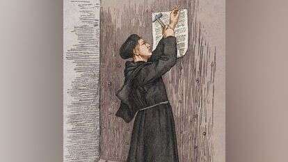 טען שכל אדם עומד בעצמו בפני הא־ל. מרטין לותר ממסמר את התזה שלו לדלת הכנסייה בוויטנברג, גרמניה, 1517. | גטי אימג'ס