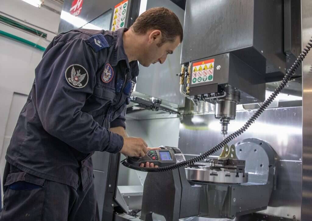 לעמוד בחזית הטכנולוגיה. מכונת כרסום. | יוסי אלוני