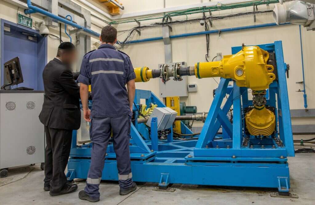 ד', (משמאל). אזרח עובד צה"ל. | יוסי אלוני