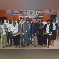 לימודי העברית בונים קהילה אוהדת ישראל. יובל אלבשן, הכומר רוז'ה בן דוד וניצן ארני בטקס סיום "מדברים עברית" בחוף השנהב