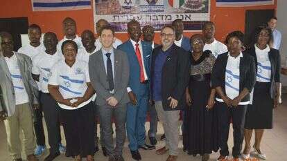 לימודי העברית בונים קהילה אוהדת ישראל. יובל אלבשן, הכומר רוז'ה בן דוד וניצן ארני בטקס סיום "מדברים עברית" בחוף השנהב