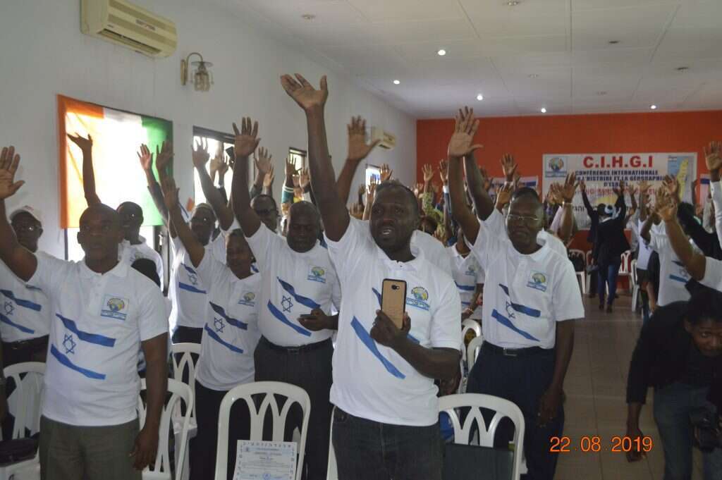 המשתתפים בטקס סיום "מדברים עברית" בחוף השנהב. | שגרירות ישראל בחוף השנהב