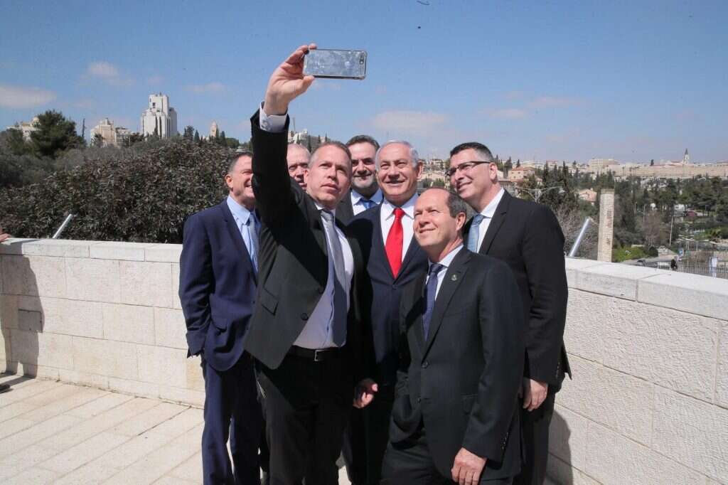 בתגובה הפסיקה מירי רגב את השתתפותה בשידורי הליכוד. סלפי המריבה על גג מרכז מורשת בגין. | שרון רביבו