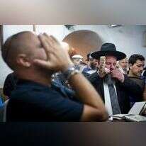 הזדמנות נהדרת להתנקות, לקום ולהמשיך הלאה – בוגרים יותר, ואמיצים ונחושים לא פחות. סליחות במירון. | דוד כהן, פלאש 90