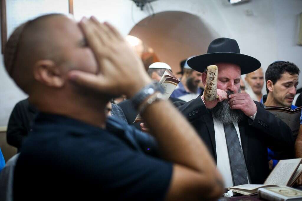 הזדמנות נהדרת להתנקות, לקום ולהמשיך הלאה – בוגרים יותר, ואמיצים ונחושים לא פחות. סליחות במירון. | דוד כהן, פלאש 90