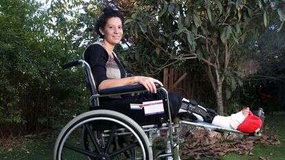 נעם נביס בחצר ביתה. | מרים צחי נעם נביס בחצר ביתה. | מרים צחי