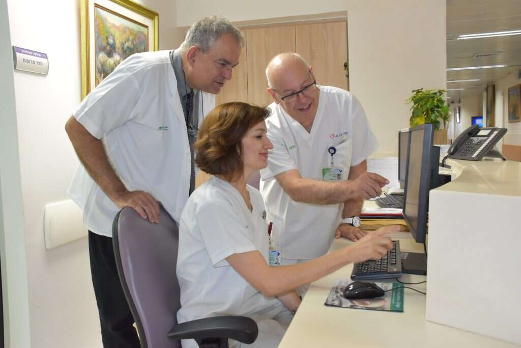 צוות המחלקה מעיין בתוצאות המשובים. צילום: אלי דדון