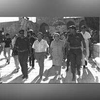 יגאל אלון (במרכז) עם גולדה מאיר ורחבעם זאבי בהר הבית. | לע"מ