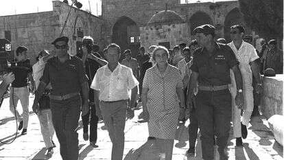 יגאל אלון (במרכז) עם גולדה מאיר ורחבעם זאבי בהר הבית. | לע"מ