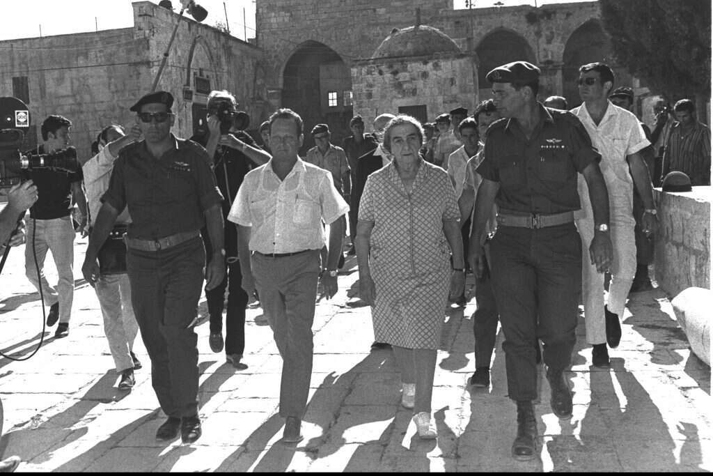 יגאל אלון (במרכז) עם גולדה מאיר ורחבעם זאבי בהר הבית. | לע"מ