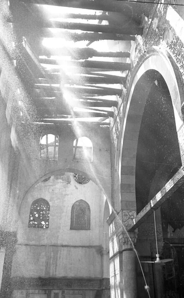 תוצאות השריפה במסגד. | הספרייה הלאומית, ארכיון דן הדני