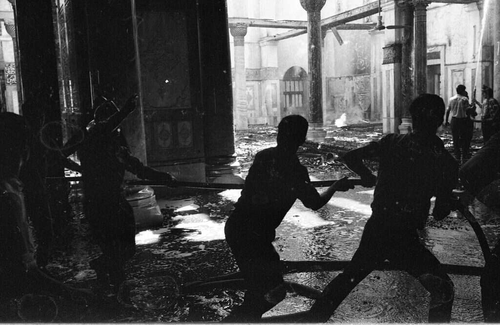 כיבוי האש במסגד אל-אקצה. | הספרייה הלאומית, ארכיון דן הדני