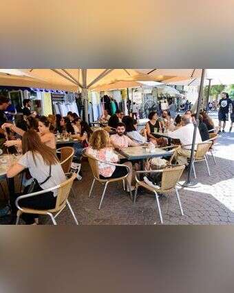 מבלים בבית קפה בתל אביב, אילוסטרציה. | שאטרסטוק