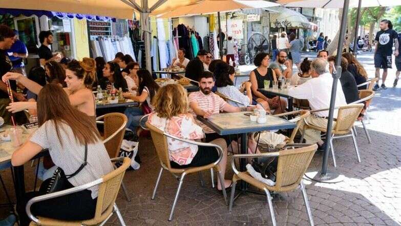 מבלים בבית קפה בתל אביב, אילוסטרציה. | שאטרסטוק