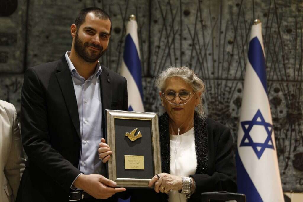 "החברה הישראלית נפתחה לקבל קולות נוספים". נחמה ריבלין ז"ל מעניקה פרס למשורר עמיחי חסון. | גלי תיבון "החברה הישראלית נפתחה לקבל קולות נוספים". נחמה ריבלין ז"ל מעניקה פרס למשורר עמיחי חסון. | גלי תיבון