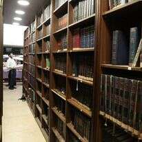 "במקום להיות גשר בין ארון הספרים היהודי לציבור הכללי, הציבור הדתי | ללא "במקום להיות גשר בין ארון הספרים היהודי לציבור הכללי, הציבור הדתי | ללא