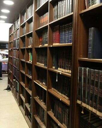 "במקום להיות גשר בין ארון הספרים היהודי לציבור הכללי, הציבור הדתי | ללא "במקום להיות גשר בין ארון הספרים היהודי לציבור הכללי, הציבור הדתי | ללא