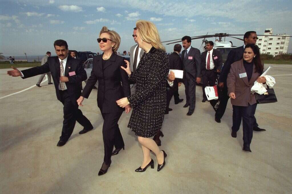 "אנטי-כריזמטית וגם לא נחמדה". הילרי קלינטון עם סוהא ערפאת. | גטי אימג'ס