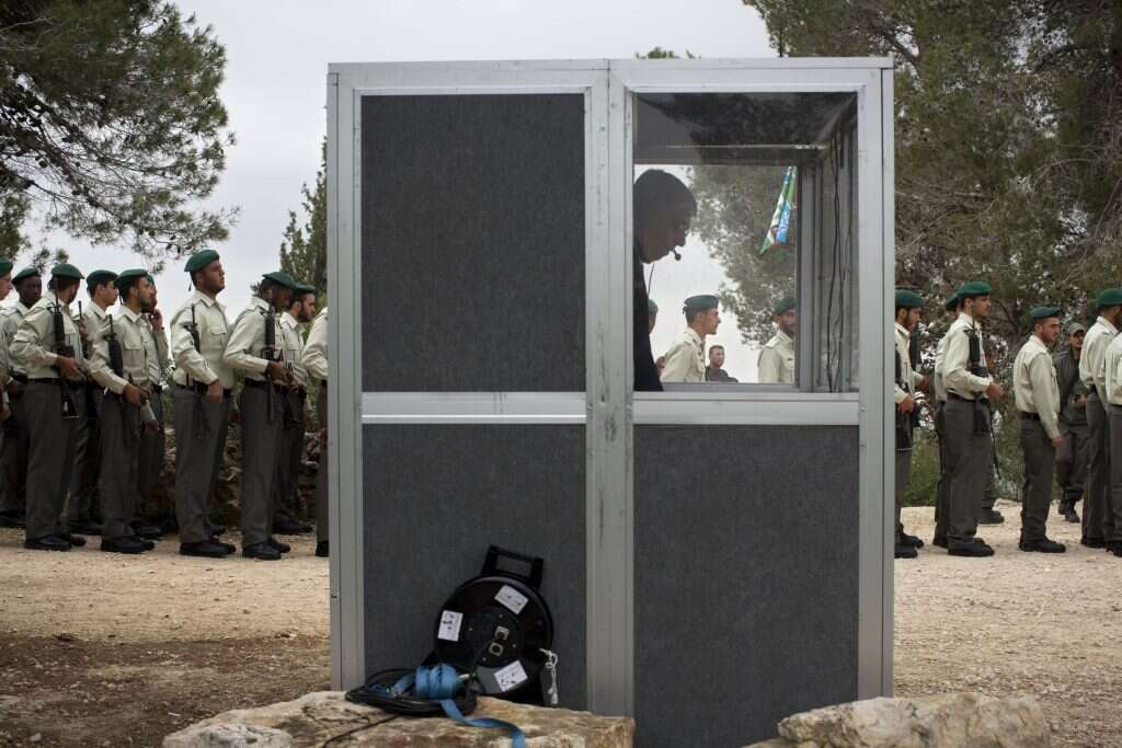 אתגרים בשטח. תא מתורגמנים בטקס יום הזיכרון לשואה ליד מושב כסלון. | AP