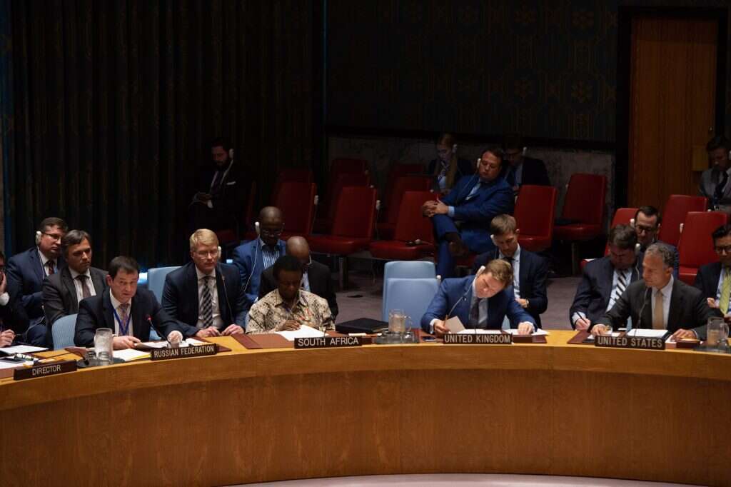 "לפעמים אני שומעת דברים שמעצבנים אותי או שטויות שיכולות להוציא אותי מדעתי, אבל אני סוגרת מיקרופון לפני שאפלוט איזו מילה". שגרירים במליאת האו"ם. | EPA