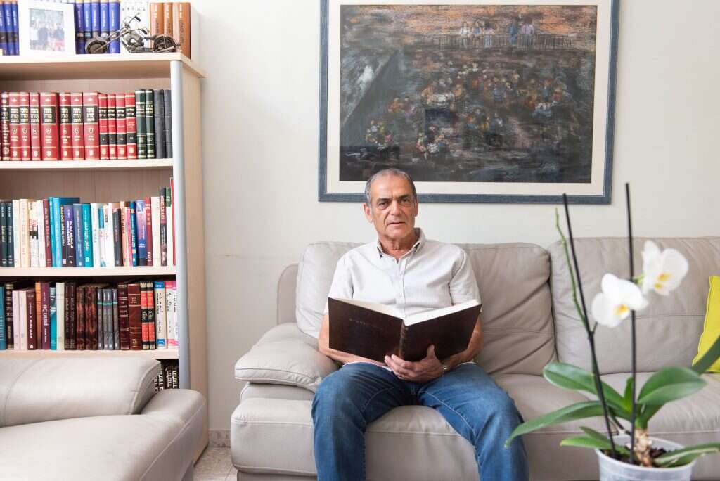 עשרות מכתבי דוא"ל בניסיון לאתר את הדפים החסרים. שמוליק שיר. | אביטל הירש