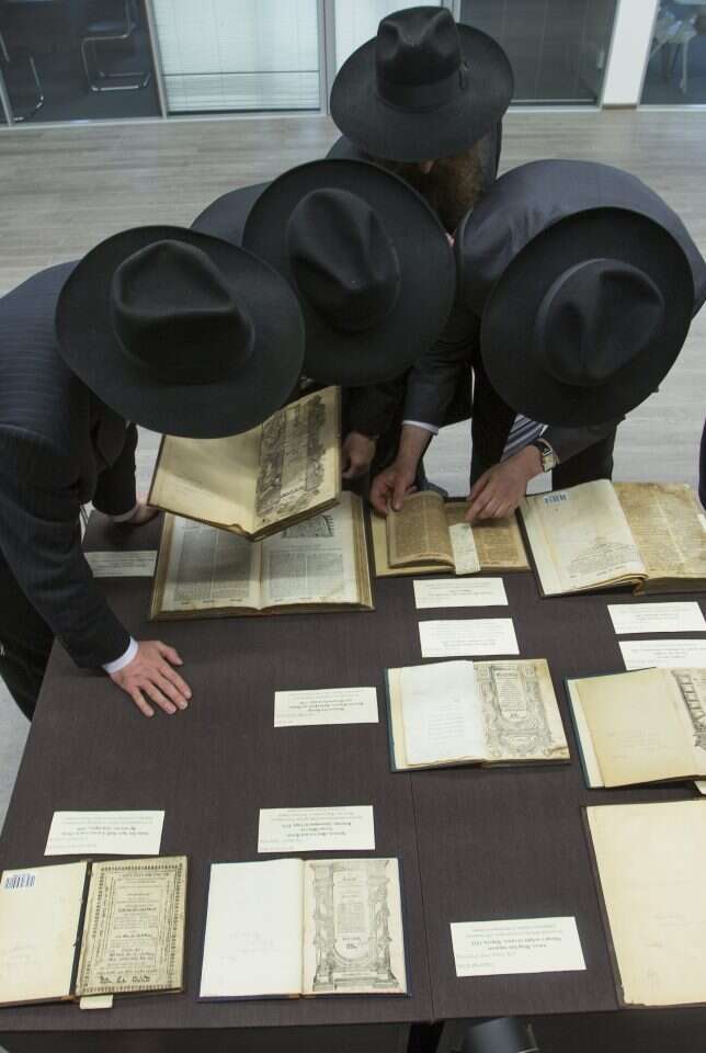 חומר רב שאינו מקוטלג. ספריית חב"ד. | AP