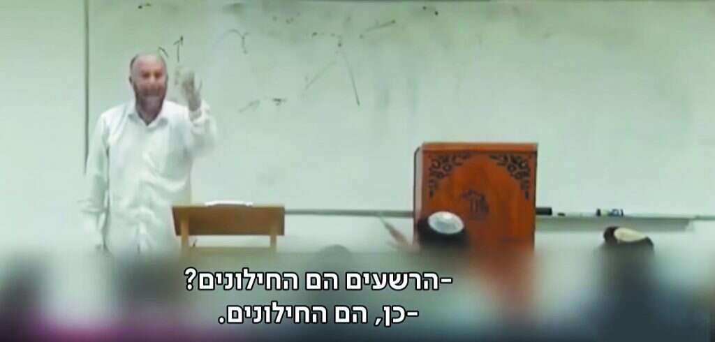 שיעורו של הרב אסף נאומבורג במכינת עצם. | מתוך הכתבה של עמרי מניב בחדשות 13