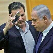 בנימין נתניהו ואיימן עודה בהצבעה על חוק המצלמות. | AFP