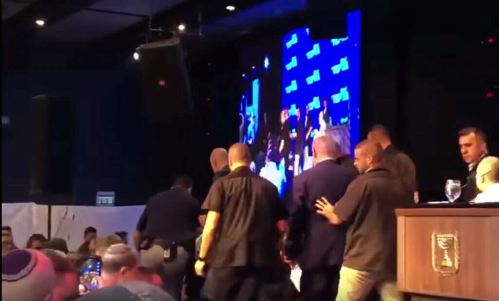 בנימין נתניהו מורד מהבמה ע"י המאבטחים בעקבות אזעקת צבע אדום. | מתוך דף הפייסבוק של הליכוד