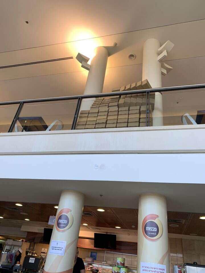 למעלה: משרדי וועדת הבחירות ולמטה המזנון