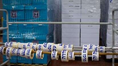 ציוד לקלפיות במרכז הלוגיסטי של ועדת הבחירות המרכזית. | אריק סולטן