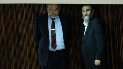 גפני וליברמן משוחחים במליאת הכנסת, 2013. | יונתן זינדל, פלאש 90