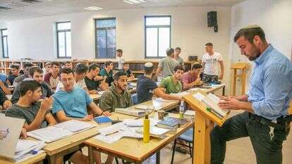 הרב אהרון צוהר בשיעור במכינת עצֹם, השבוע. | יוסי אלוני הרב אהרון צוהר בשיעור במכינת עצֹם, השבוע. | יוסי אלוני