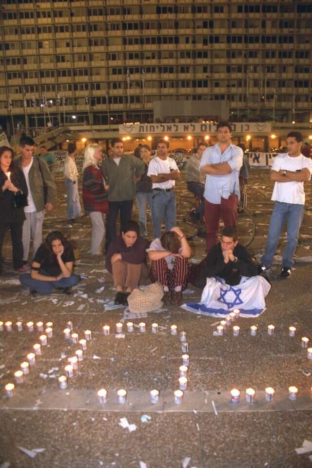 "הבעיה שלי עם הירצחו היא אישית שלי; לעומת זאת הרצח הפוליטי הוא בעיה של המדינה". "נוער הנרות" מתאבל בכיכר מלכי ישראל. | לע"מ