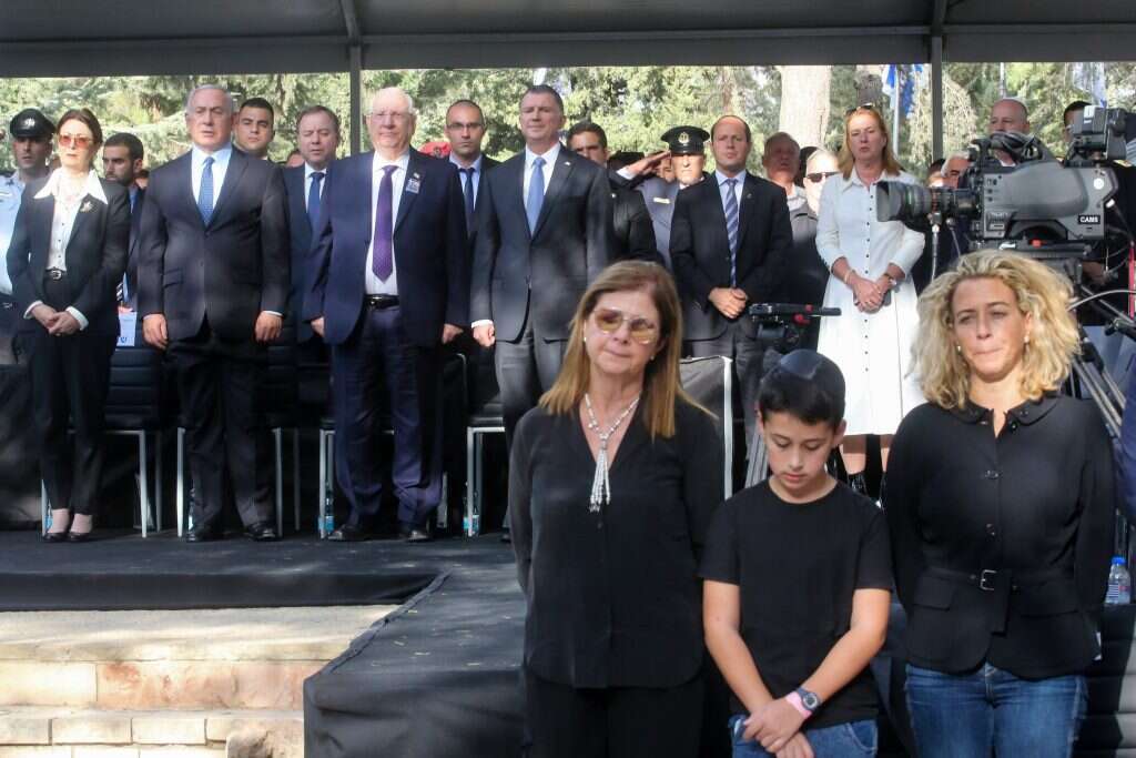 עוד לא הספיקו לדבר על פוליטיקה. נועה רוטמן (מימין) בטקס אזכרה ליצחק רבין. | מארק ישראל סלם