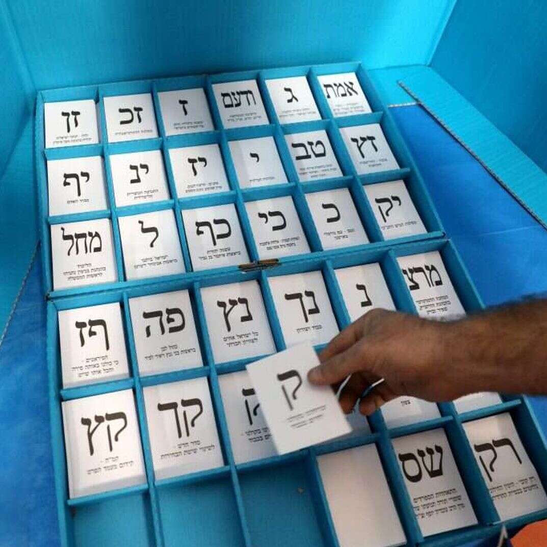 הכנת קלפיות לבחירות, 2020. | EPA
