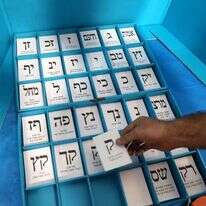 הכנת קלפיות לבחירות, 2020. | EPA