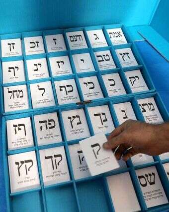 הכנת קלפיות לבחירות, 2020. | EPA