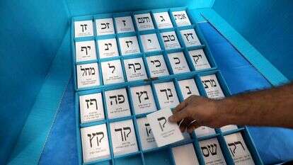 הכנת קלפיות לבחירות, 2020. | EPA