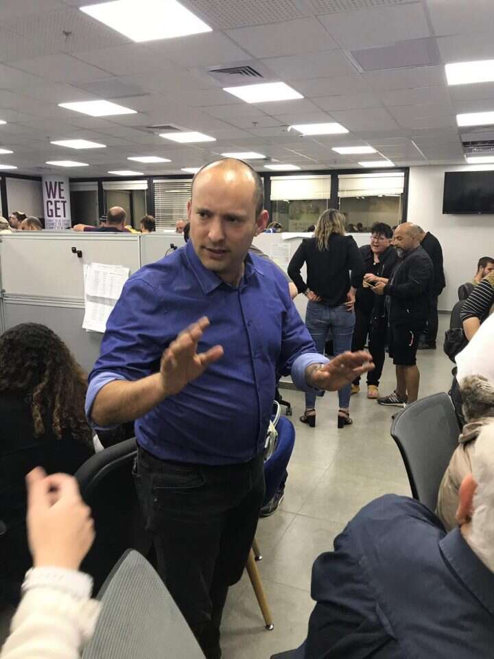 "חווינו מתקפה חזרת מעצורים". נפתלי בנט במבצע למציאת הקולות החסרים. | אריאל שנבל