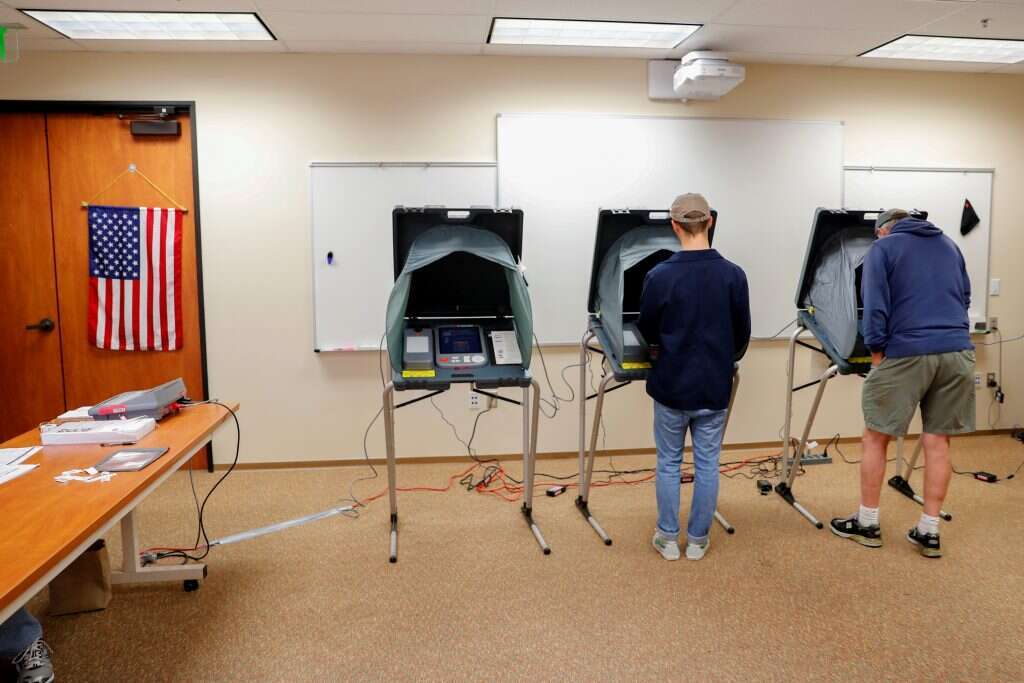 כל המדינות מתלבטות בסוגיה. מכונות הצבעה בארה"ב. | רויטרס