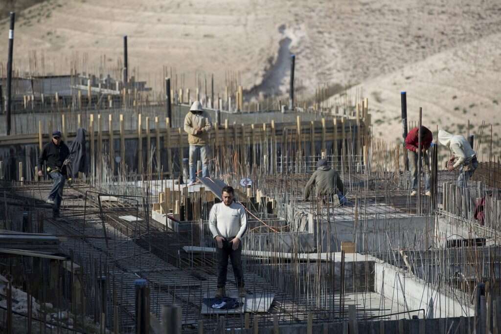 פועלים פלסטינים באתר בנייה במעלה אדומים. אילוסטרציה. | EPA