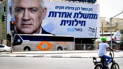 שלט חוצות של כחול לבן בתל אביב. | פלאש 90