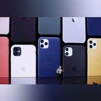 בכיר בחברת אפל מציג את האייפון החדש. | EPA